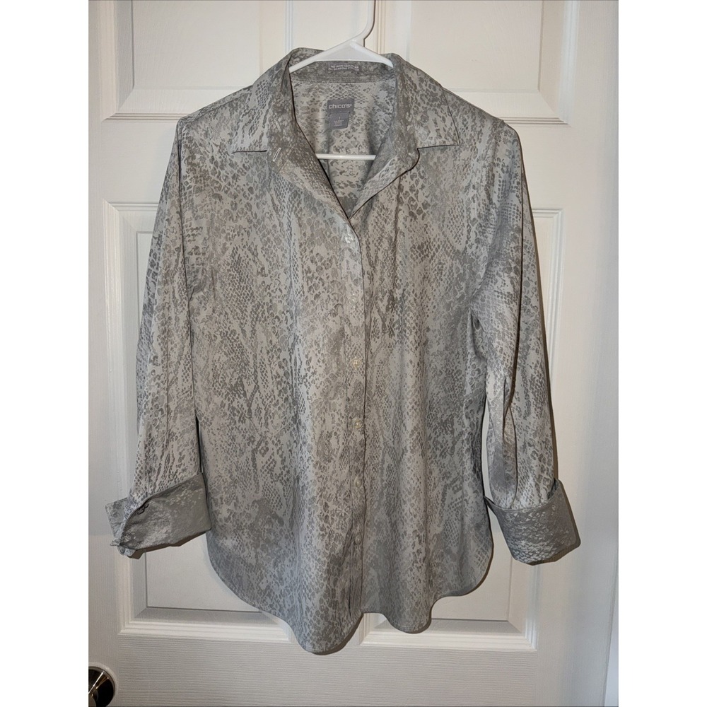 Chicos Coolmax Gray White Snake Print No Iron Button Up Blouse Size 8-10 Top